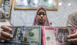 Kekhawatiran Rupiah Melemah: Terancam Menembus Rp18.000, Ini Penyebabnya