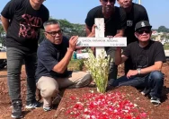 Alasan di balik tangisan Abdel Achrian di makam Temon, matanya sampai bengkak: Rasa Kehilangan yang Dalam